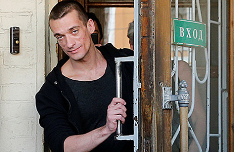 Художник Петр Павленский, признанный виновным в поджоге двери здания ФСБ на Лубянке, приговоренный к 500 тыс. рублей штрафа и освобожденный в зале Мещанского районного суда, 8 июня 2016.