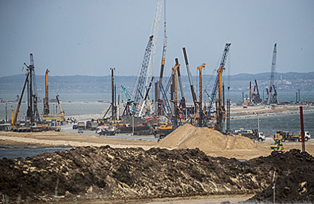 Строительство моста через Керченский пролив на острове Тузла.
