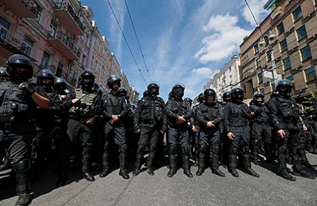 Полиция на марше равенства в Киеве, Украина, 12 июня 2016.