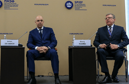 Министр финансов РФ Антон Силуанов и председатель совета фонда Центра стратегических разработок, заместитель председателя Экономического совета при президенте РФ Алексей Кудрин (слева направо)
