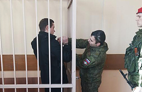 Директор Департамента аудита госконтрактов Минобороны Дмитрий Недобор (слева) во время продления ареста в Савеловском суде Москвы.