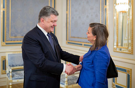 Президент Украины Петр Порошенко (слева) и помощник госсекретаря США по делам Европы и Евразии Виктория Нуланд.