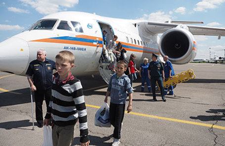 Дети, спасенные на озере Сямозеро в Карелии, у самолета Ан-148 МЧС России в аэропорту «Внуково-3».