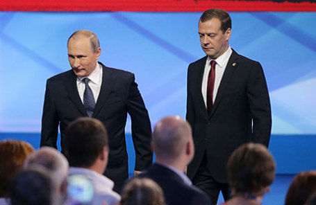 Президент России Владимир Путин и председатель партии «Единая Россия», премьер-министр РФ Дмитрий Медведев (слева направо).