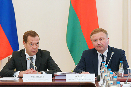 Премьер-министр РФ Дмитрий Медведев и премьер-министр Белоруссии Андрей Кобяков (слева направо).