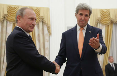 Президент РФ Владимир Путин и государственный секретарь США Джон Керри (слева направо) во время встречи в Кремле.