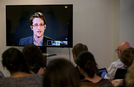 https://cdn.bfm.ru/news/maindocumentphoto/2016/07/22/snowden.jpg