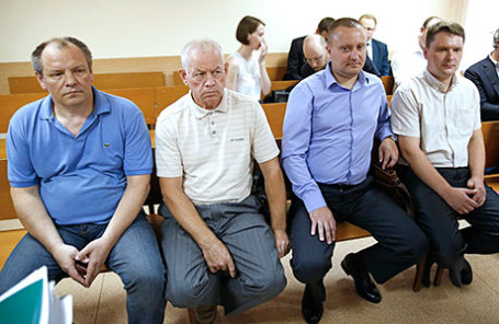 Инженер Владимир Леденев, водитель Владимир Мартыненко, руководитель полетов Роман Дунаев и диспетчер Александр Круглов (слева направо), являющиеся фигурантами уголовного дела о гибели главы нефтегазовой компании Total Кристофа де Маржери в московском аэропорту «Внуково».