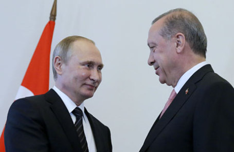 Президент России Владимир Путин и президент Турции Реджеп Эрдоган (слева направо) во время встречи в Константиновском дворце.