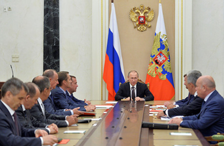 Президент России Владимир Путин (в центре) на совещании с постоянными членами Совета безопасности РФ в Кремле, 11 августа 2016.