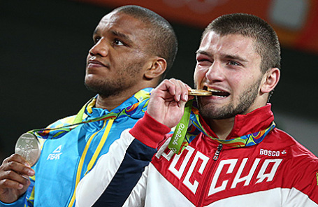 Украинский спортсмен Жан Беленюк (серебряная медаль) и российский спортсмен Давит Чакветадзе (золотая медаль) (слева направо) на церемонии награждения призеров финальных соревнований по греко-римской борьбе среди мужчин в весовой категории до 85 кг на XXXI летних Олимпийских играх.