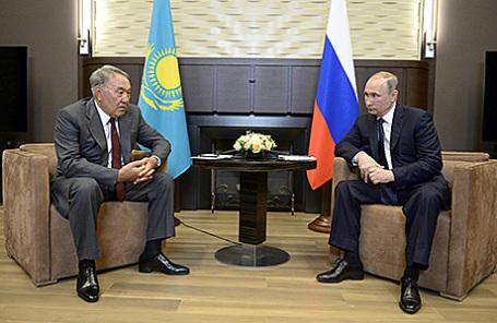 Президент Казахстана Нурсултан Назарбаев и президент России Владимир Путин (слева направо) во время встречи в Сочи, 16 августа 2016.