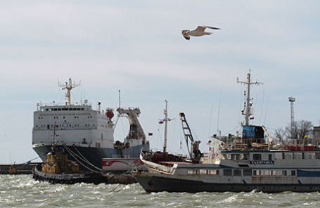 Корабли в морском торговом порту.