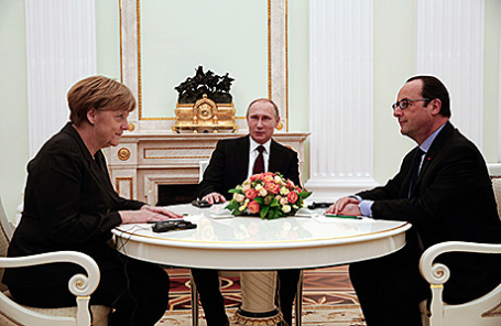 Канцлер Германии Ангела Меркель, президент России Владимир Путин и президент Франции Франсуа Олланд (слева направо).