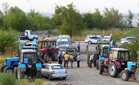 https://cdn.bfm.ru/news/maindocumentphoto/2016/08/23/traktor.png