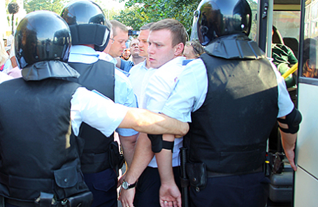 Полиция во время задержания участников тракторного пробега вблизи поселка Дорожный.