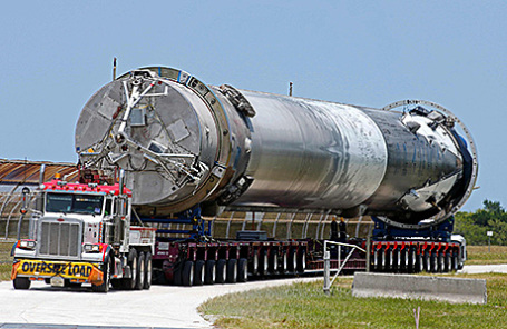 Транспортировка ракеты Falcon 9.