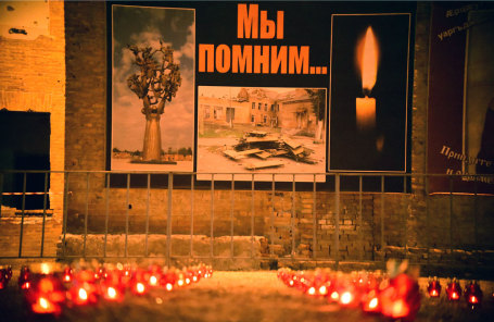 Свечи во дворе школы №1, где произошел теракт 1-3 сентября 2004 года.