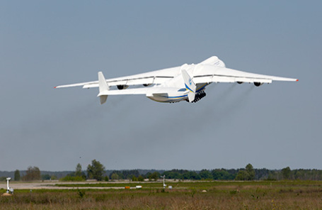 Транспортный реактивный самолёт Ан-225 «Мрия».