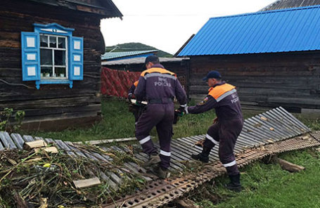 Сотрудники аэромобильной группировки ГУ МЧС России по Амурской области во время аварийно-восстановительных работ после паводков.