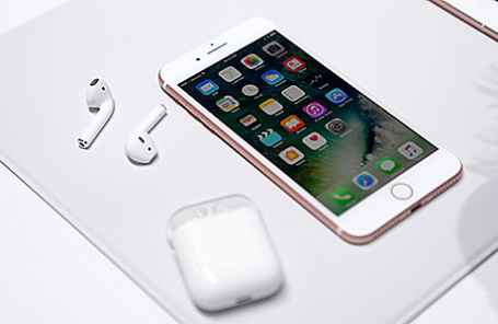 IPhone 7 и наушники AirPods.