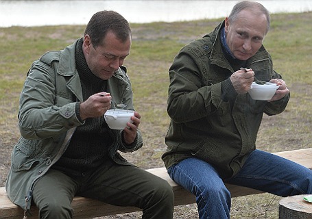 Президент РФ В.Путин и премьер-министр РФ Д.Медведев провели выходной в Новгородской области.