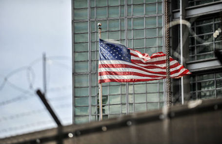 Флаг США у здания посольства в Москве.
