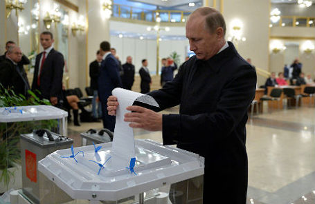 Владимир Путин на избирательном участке, 18 сентября 2016 года.