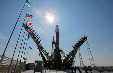 Ракета-носитель «Союз-ФГ» с кораблем «Союз МС» на стартовой площадке космодрома Байконур.