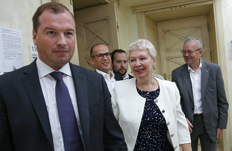 Сергей Смирнов (слева) и министр образования и науки РФ Ольга Васильева.