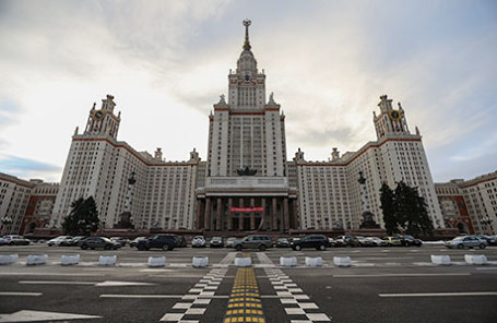 Вид на главное здание Московского государственного университета имени М.В. Ломоносова.