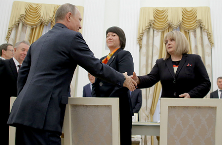Президент России Владимир Путин (на первом плане), секретарь ЦИК РФ Майя Гришина (в центре) и председатель Центризбиркома РФ Элла Памфилова (справа)