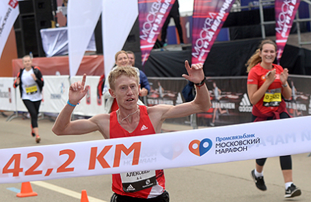 Победитель забега Артем Алексеев на финише дистанции Московского марафона 2016. 