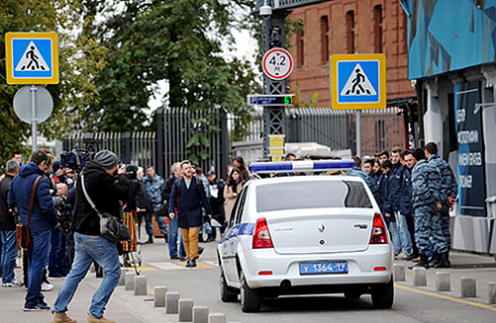 Полиция у Центра фотографии им. братьев Люмьер, где проходила выставка Джока Стерджеса.