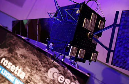 Масштабная модель космического аппарата Rosetta изображена в штаб-квартире Европейского космического агентства в Дартстадт.