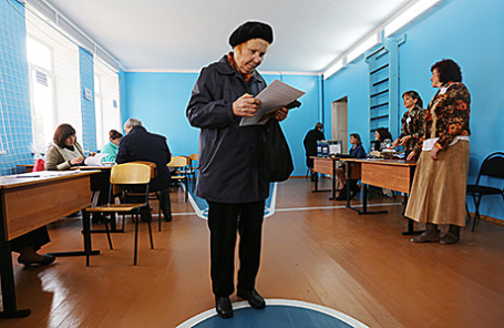 Местные жители во время предварительного общественного голосования на избирательном участке №132 в Донецке, 2 октября 2016.