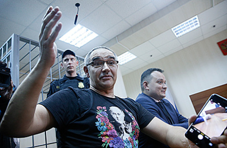 Блогер Антон Носик, приговоренный к штрафу в 500 тысяч рублей за размещение в интернете экстремистских материалов, после оглашения приговора в Пресненском суде в Москве, 3 октября 2016.