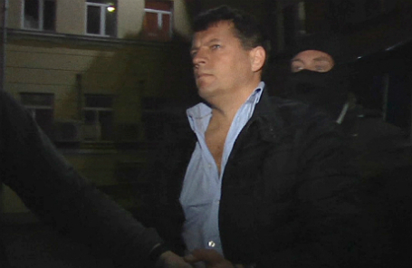 Роман Сущенко во время задержания сотрудниками ФСБ РФ.