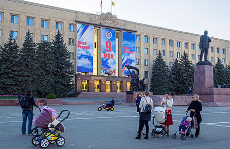 Горожане у здания администрации Ставропольского края на площади Ленина.