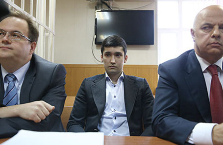 Руслан Шамсуаров (в центре), обвиняемый по уголовному делу в отношении участников гонки на внедорожнике Mercedes-Benz Gelandewagen.