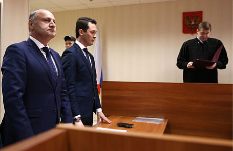 Бывший советник заместителя мэра Москвы, бизнесмен Эраст Матаев (слева) во время рассмотрения в особом порядке его дела об инциденте с избиением женщины на Арбате в Пресненском районном суде.
