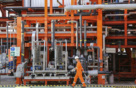 Рабочий на морском нефтяном месторождении Кашаган в Каспийском море.
