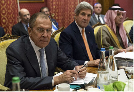Глава МИД РФ Сергей Лавров, госсекретарь США Джон Керри и глава МИД Саудовской Аравии Адель аль-Джубейр (слева направо) во время министерской встречи по Сирии. 