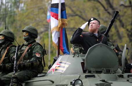 Военнослужащий армии ДНР с позывным «Моторола» Арсен Павлов (справа) во время военного парада, посвященного 71-й годовщине Победы в Великой Отечественной войне.