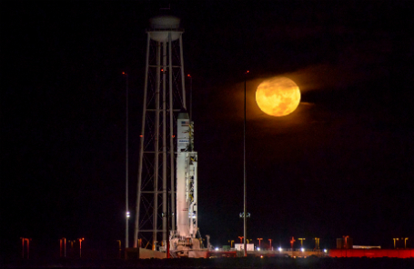 Ракета-носитель Antares с космическим кораблем Cygnus.