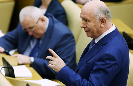 Губернатор Самарской области Николай Меркушкин (справа) во время парламентских слушаний в Госдуме РФ