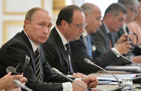 Президент России Владимир Путин, президент Франции Франсуа Олланд (слева направо) во время встречи лидеров «нормандской четверки».
