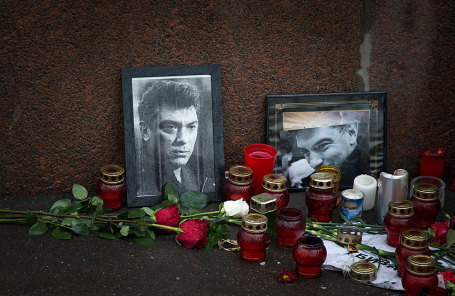Цветы и свечи на месте гибели политика Бориса Немцова в Москве.