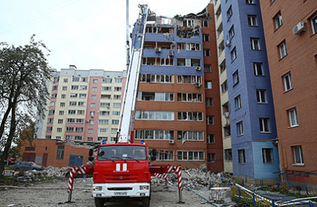 Сотрудники МЧС на месте взрыва бытового газа в многоэтажном жилом доме в 1-м Осеннем переулке, в результате которого погибли три человека, десять пострадали.