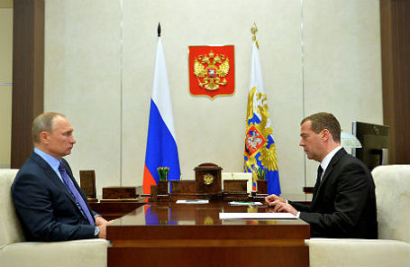 Президент РФ Владимир Путин и премьер-министр РФ Дмитрий Медведев во время встречи в резиденции Ново-Огарево.